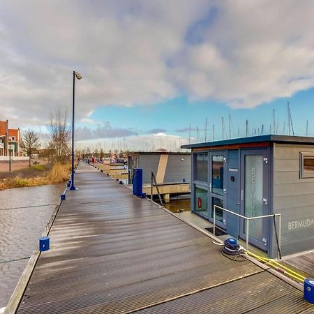 Modern Houseboat In Marina Of Volendam Exterior foto