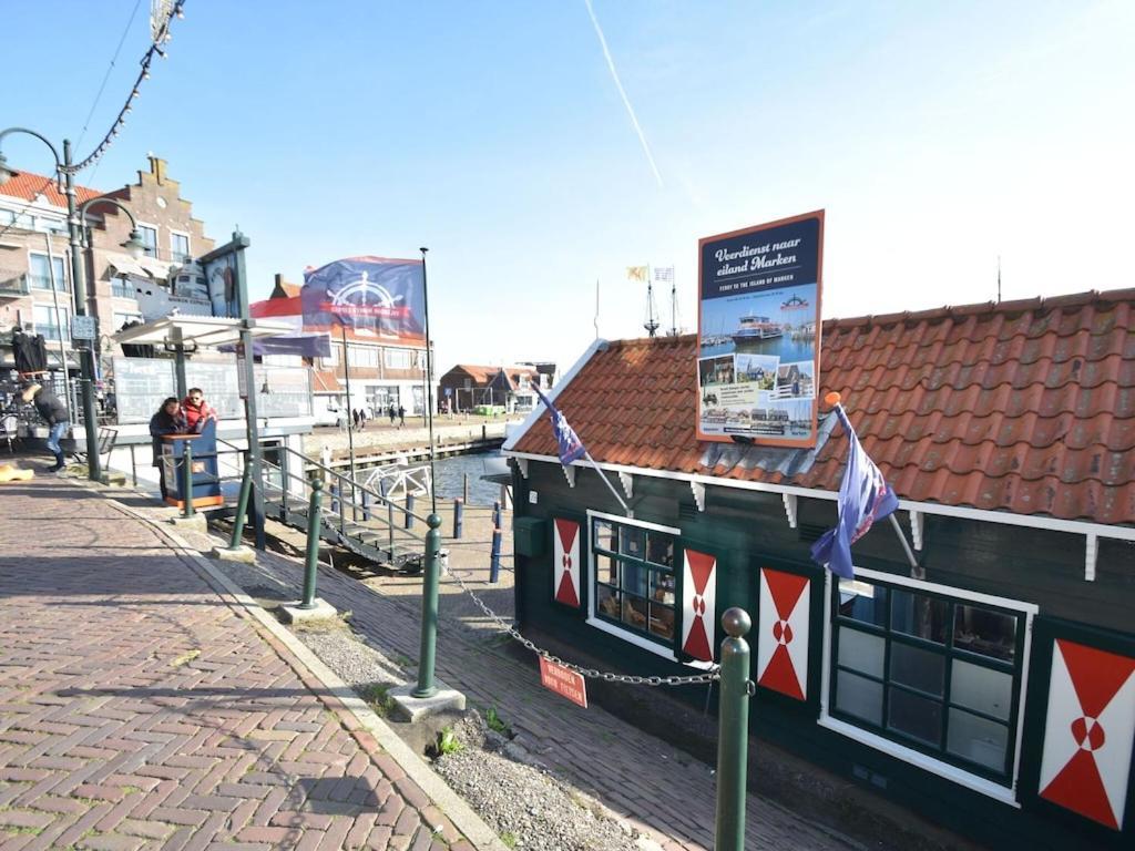 Modern Houseboat In Marina Of Volendam Exterior foto