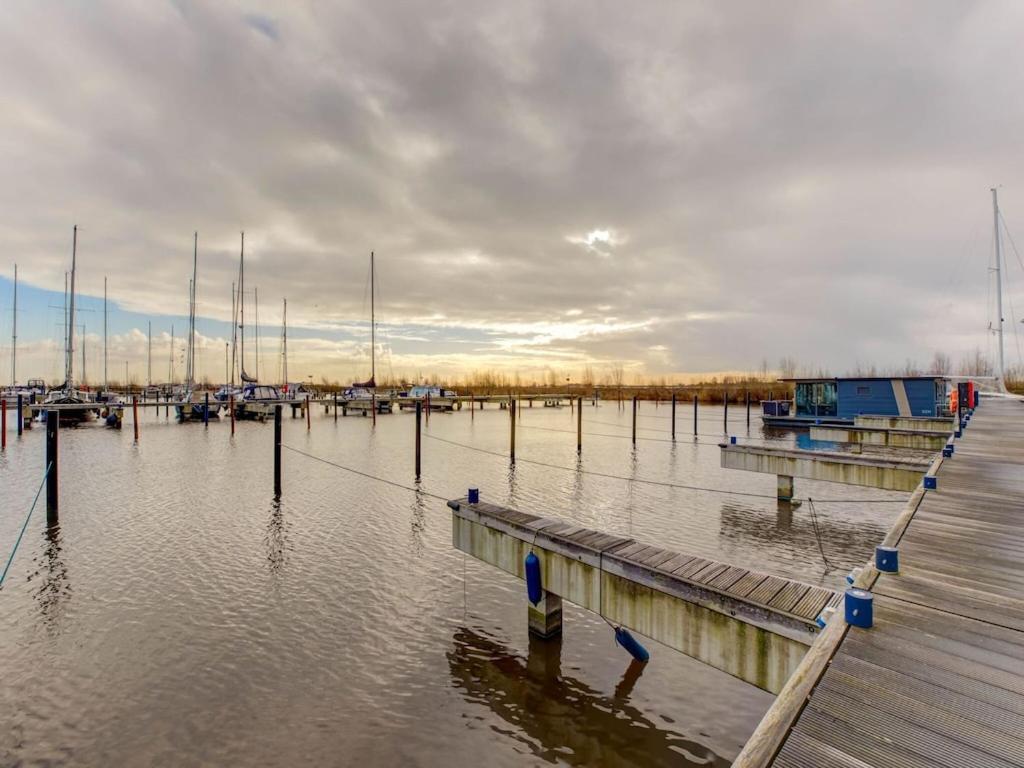 Modern Houseboat In Marina Of Volendam Exterior foto