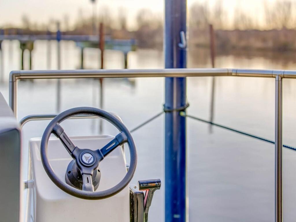 Modern Houseboat In Marina Of Volendam Exterior foto
