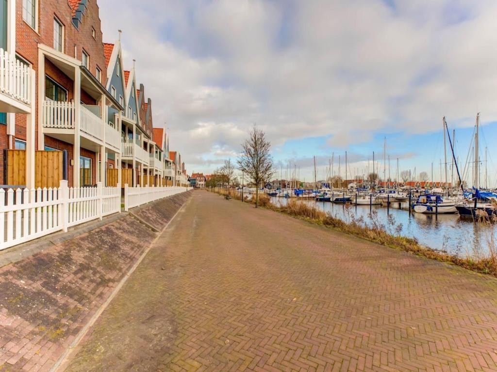 Modern Houseboat In Marina Of Volendam Exterior foto