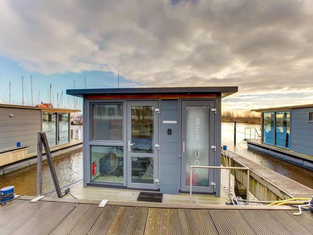 Modern Houseboat In Marina Of Volendam Exterior foto