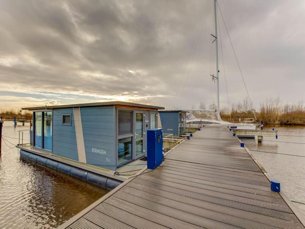 Modern Houseboat In Marina Of Volendam Exterior foto