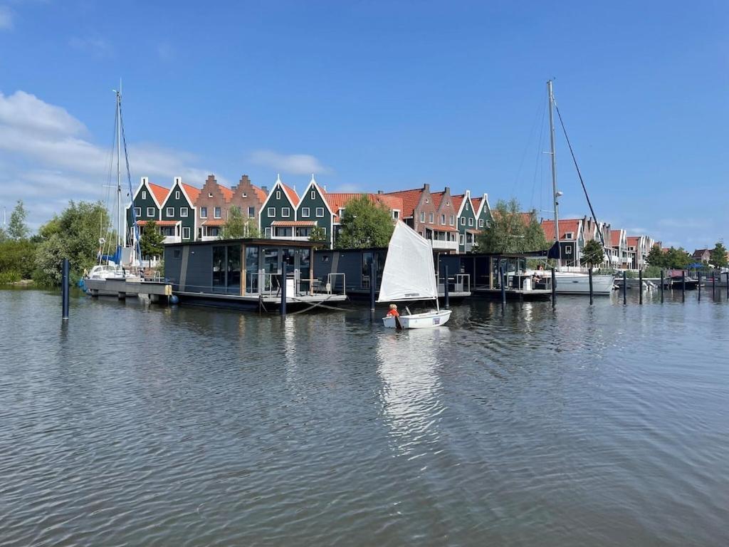 Modern Houseboat In Marina Of Volendam Exterior foto