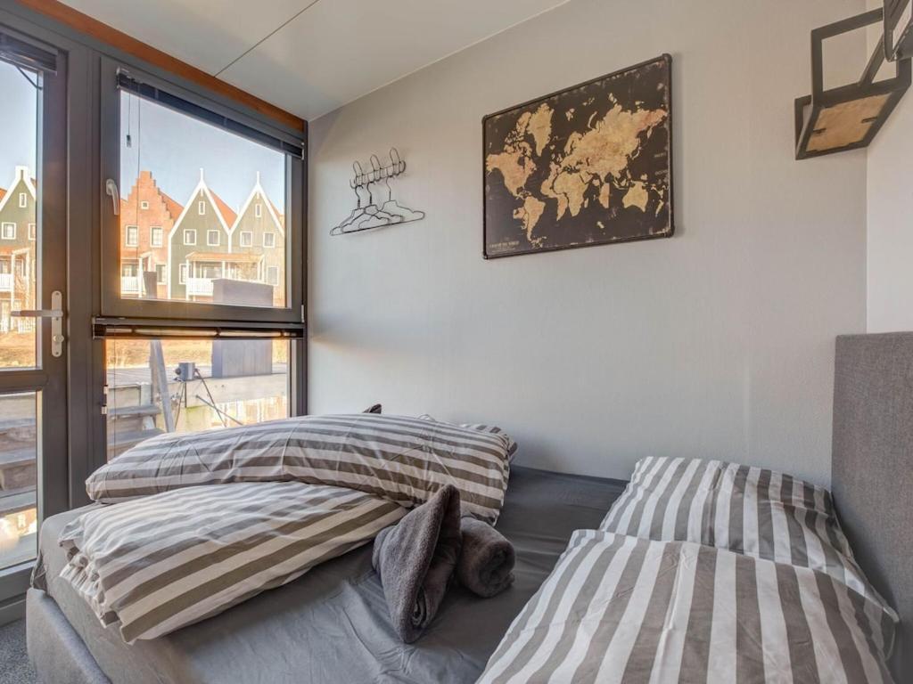 Modern Houseboat In Marina Of Volendam Exterior foto