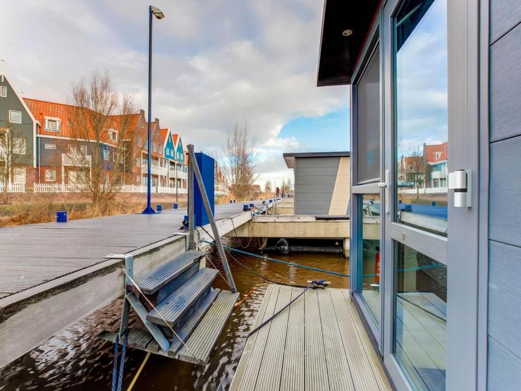 Modern Houseboat In Marina Of Volendam Exterior foto