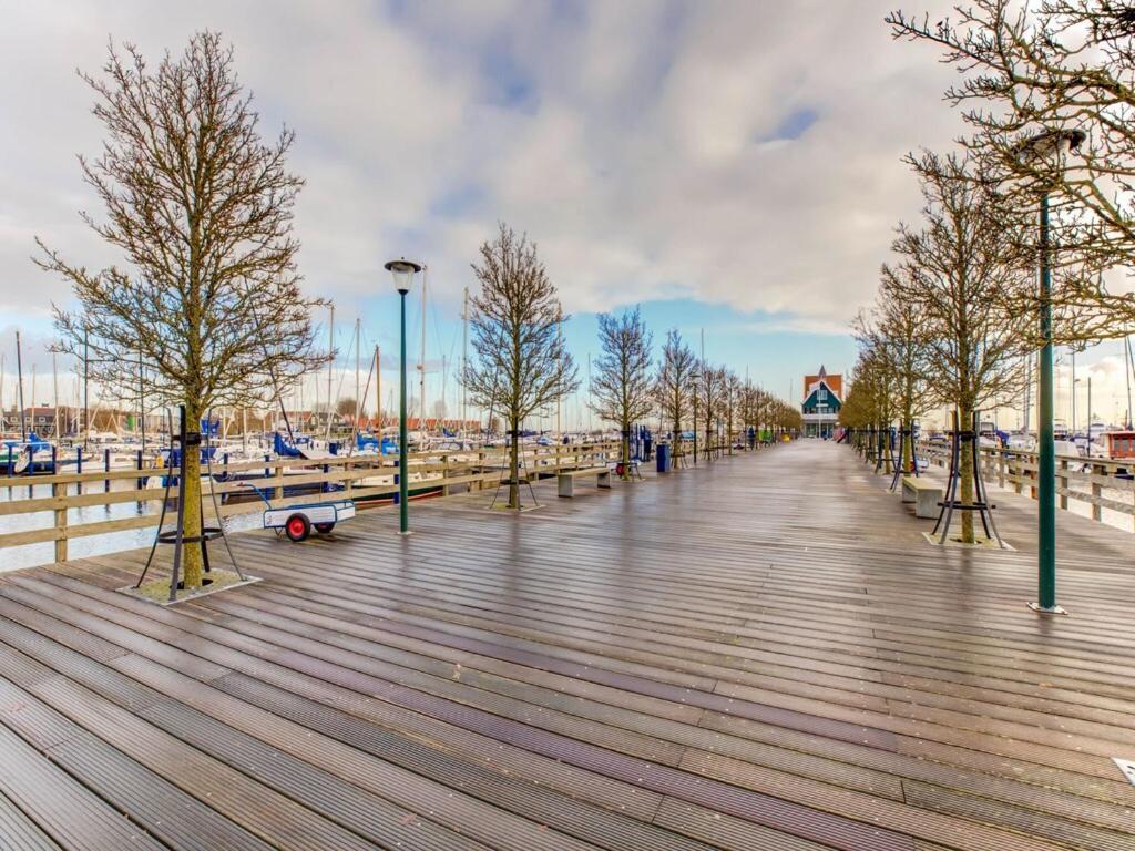 Modern Houseboat In Marina Of Volendam Exterior foto