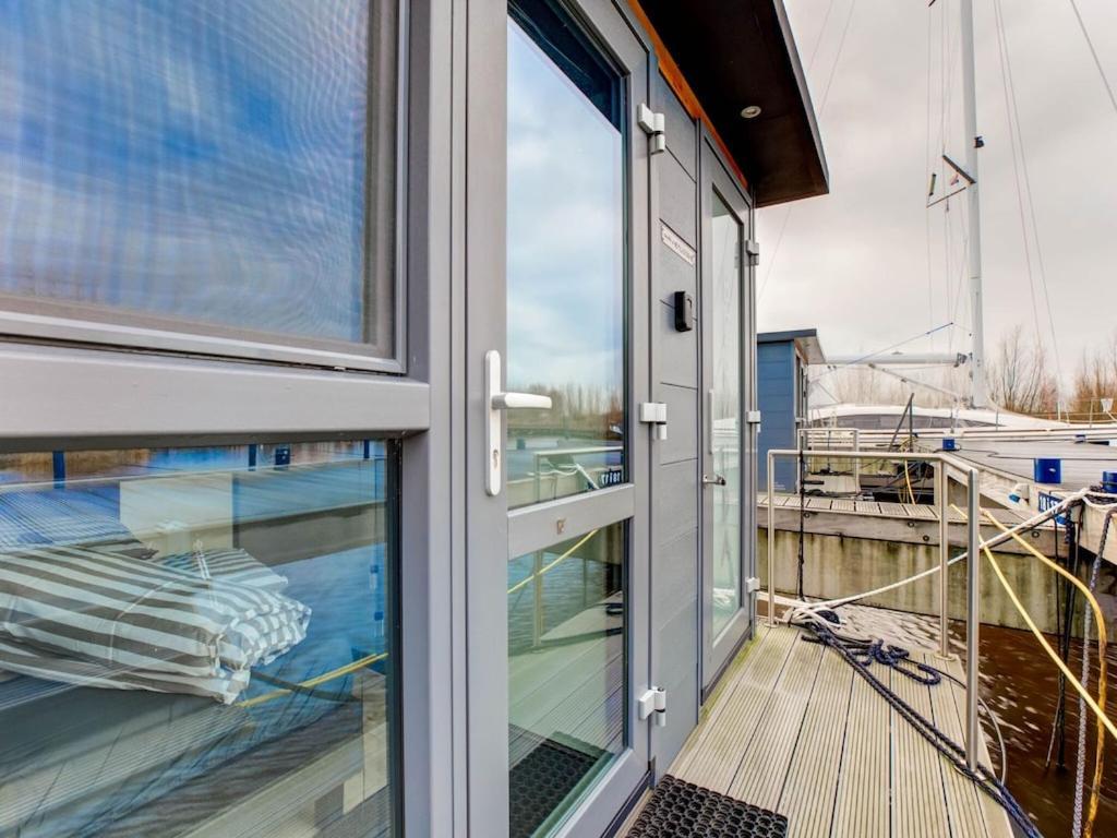 Modern Houseboat In Marina Of Volendam Exterior foto