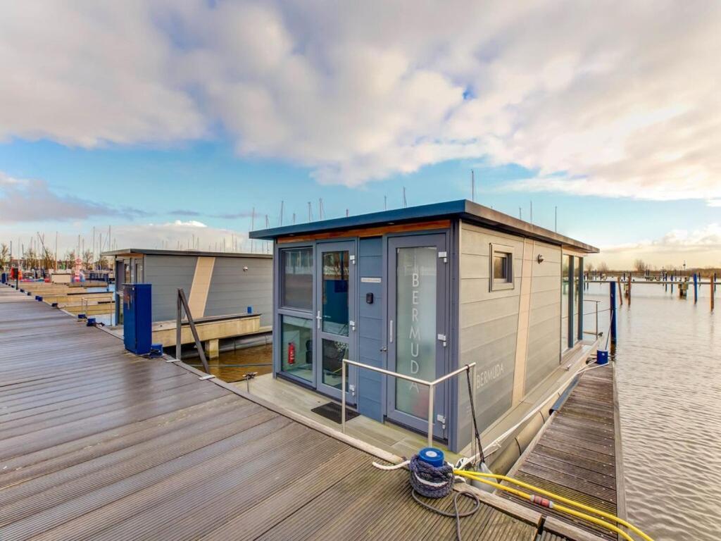 Modern Houseboat In Marina Of Volendam Exterior foto
